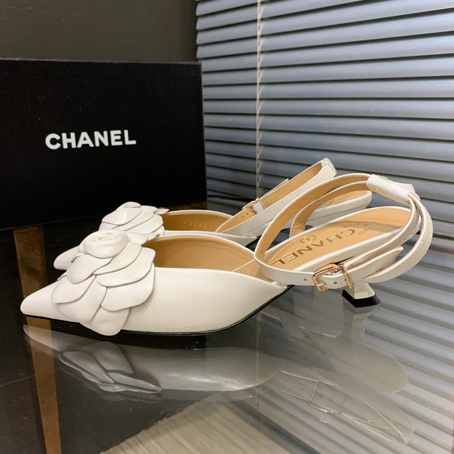 👟👟Ex-factory price 600👟👟 🍀Chanel's new flagship series of sandals in the counter are newly released 2022S summer series, exquisite retro shoes, the latest camellia flower design of Jindian Xiaoxiang on the upper is exquisite and fashionable, a popular model among domestic and foreign bloggers Upper: original Italian imported sheepskin original one-to-one sheepskin handmade camellia🌸 Inner lining: imported mixed sheepskin lining Outsole: Genuine leather outsole imported from Italy Size number: 35-39 (40, 41 customization is non-returnable) Heel height: 4cm Delivered with luxurious latest counter packaging
